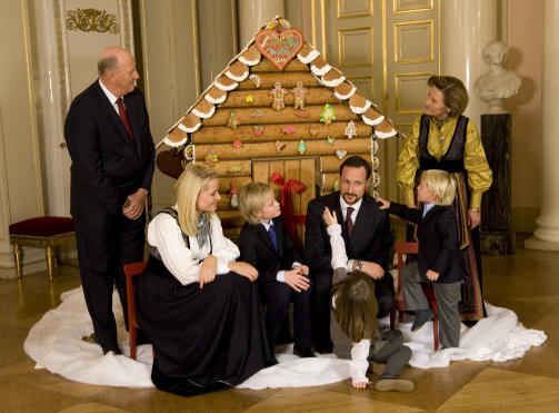 STOLT PRINSESSE: Prinsesse Ingrid Alexandra  peker stolt p� pepperkakehuset da Kongefamilien med kong Harald, Kronprinsesse Mette-Marit, Marius, Kronprins Haakon, prinsesse Ingrid Alexandra, prins Sverre Magnus og dronning Sonja stilte  opp p� den tradisjonelle julefotograferingen p� slottet torsdag. Foto: Terje Bendiksby / Scanpix