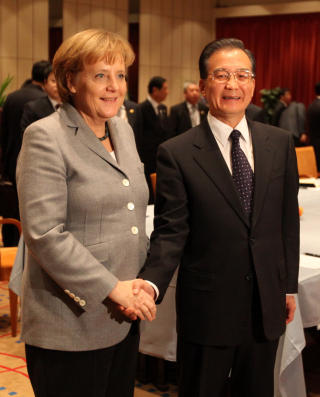 FRYD OG GAMMEN? Nei, det har ikke v�rt bare velstand mellom Vesten, ved tyske Angela Merkel og Kina, ved statsminister Wen Jiabao p� klimam�tet. Foto: AP/Scanpix
