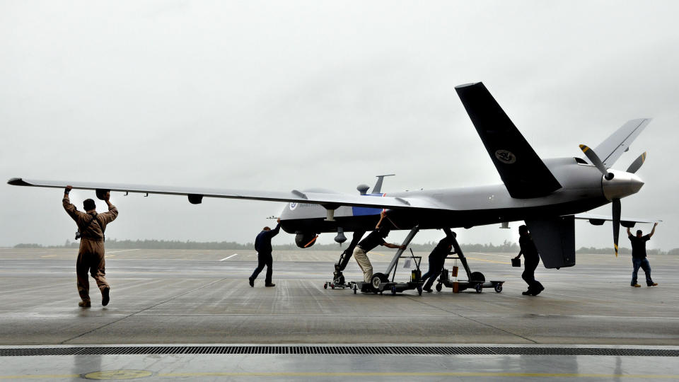 KAN HACKES: En Predator-drone fra produsenten General Atomics klargj�res for grenseoverv�king ved Fort Drum. Dronene, som brukes i stor skala i Irak og Afghanistan, hackes og avlyttes av irakiske islamister. Foto: AP/Heather Ainsworth/SCANPIX