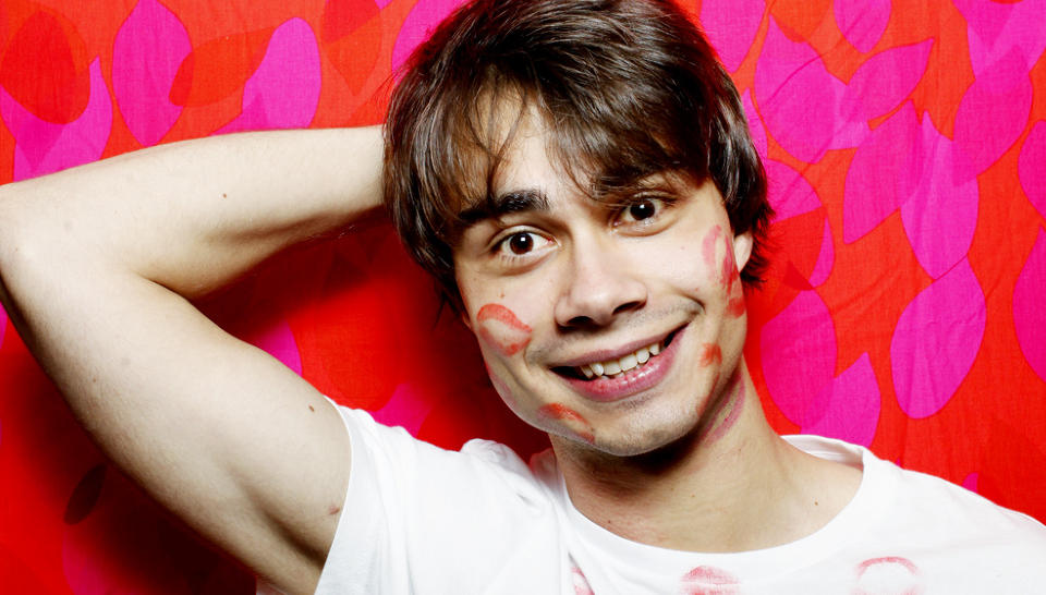 POSE OG SEKK: - JEg vil slippe � samle 50 jenter for � mimre om de siste 20 �rene n�r jeg blir gammel. Samtidig er det ei som passer perfekt for meg der ute, sier Alexander Rybak til Dagbladet FREDAG. FOTO: SIV JOHANNE SEGLEM