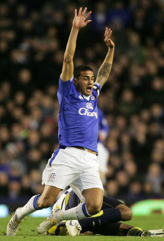 M�TER STANDARD LIEGE: Tim Cahill og Everton. Foto: AP Photo/Tim Hales