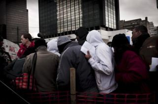 I K� I BRUSSEL: Leger uten grenser mener det er mer enn 1000 flyktninger som bor p� gata i EU-hovedstaden. Foto: Bruno De Cock