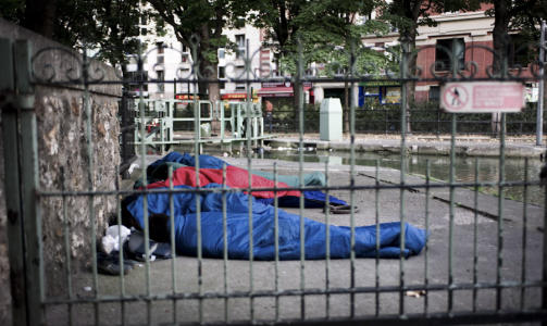 SOVER P� GATA I PARIS: Afghanske flyktninger mangler tak over hodet i Frankrikes hovedstad. Foto: Dragan LEKIC/Libre arbitre