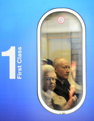I RUTE: Dronning Elizabeth II ser tankefullt ut av togvogna idet den forlater stasjonen. - Dette er ikke uvanlig av henne, hevder Buckingham Palace.