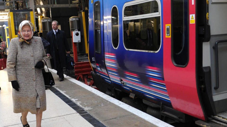 INGEN HVILKENSOMHELST DAGPENDLER: Selveste Dronning Elizabeth II dukket opp p� King's Cross-stasjonen i London i g�r. Med togbillett p�lydende 420 kroner tok hun toget til Norfolk for juleferie. Alle foto: STELLA PICTURES