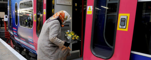 FIKK BLOMSTER: Dronninga fikk en blomsterkvast av ei jente p� perrongen. Deretter steg hun ombord i vogna.