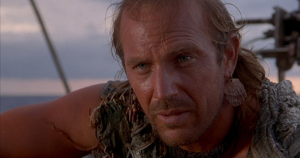 Den halvgamle mannen og havet: Waterworld ble utropt til tidenes fiasko allerede f�r den var ferdig og fikk jevnt over slakt da den endelig kom. I dag framst�r den litt annerledes. Dette postapokalypiske actioneposet er ganske underholdende, mye takket v�re Dennis Hopper som overspiller frydefullt. Kevin Costner (bildet) derimot, er en kald fisk hele filmen gjennom.