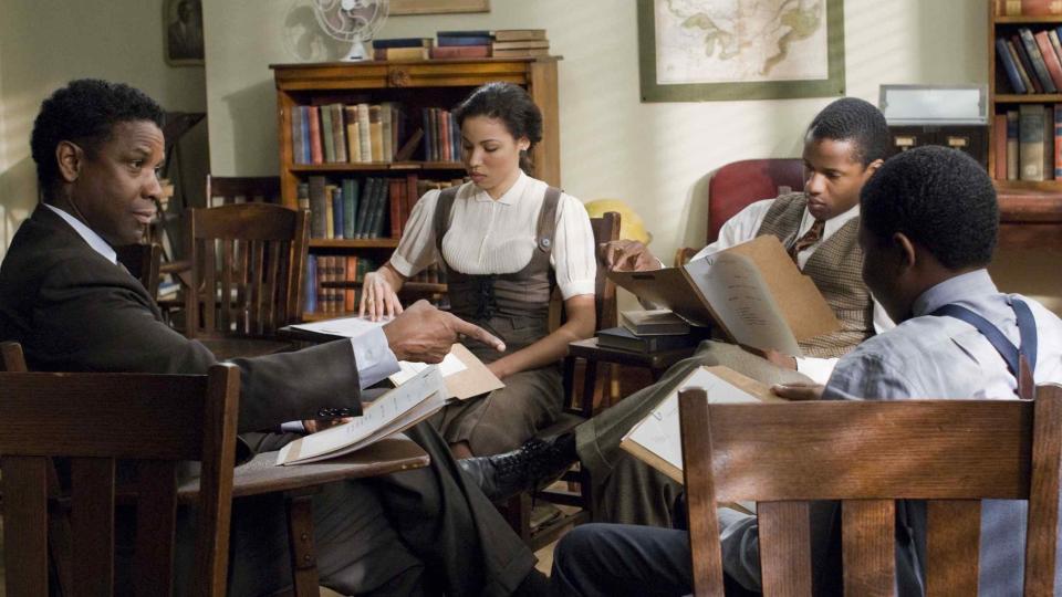 L�re for livet: Denzel Washington (t.v.) spiller hovedrollen og er regiansvarlig for dette dramaet om kunsten � argumentere overbevisende for en sak. Washington overbeviser ogs�, b�de foran og bak kamera.