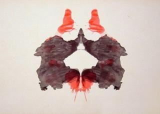 NISSER? Det er en typisk skandinavisk assosisjon til dette bildet som er nummer to i Rorschach-testen. Psykologene som bruker testen i behandlingen vil ikke at vi skal vite hva andre svarer på testen. Foto: WIKIMEDIA NISSER? Det er en typisk skandinavisk assosisjon til dette bildet som er nummer to i Rorschach-testen. Psykologene som bruker testen i behandlingen vil ikke at vi skal vite hva andre svarer på testen. Foto: WIKIMEDIA