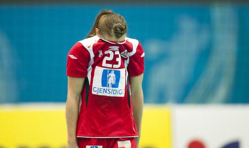 GJEMTE SEG: Camilla Herrem var dypt skuffet etter g�rsdagens �ttem�lstap i semifinalen mot Russland.