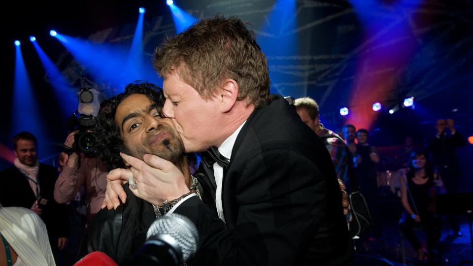 SMELLKYSS: Dommer Jan Fredrik Karlsen gratulerer Chand Torsvik. Foto: EIRIK URKE/DAGBLADET
