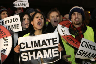 DEMONSTRERER MOT AVTALE: K�benhavn er �sted for en forbrytelse i dag, sier John Sauven fra Greenpeace Storbritania.REUTERS/Ints Kalnins