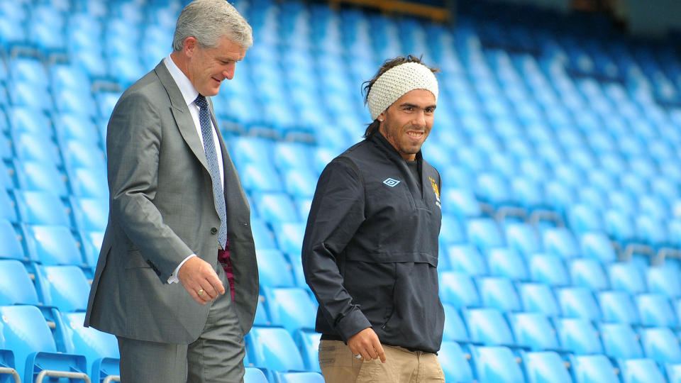 ST�TTER HUGHES I TYKT OG TYNT: Carlos Tevez (t.h.) synes det er urimelig at sp�rsm�lene rundt Mark Hughes managerjobb bare blir flere og flere.Foto: SCANPIX/AFP PHOTO/ANDREW YATES
