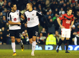 GA RESERVEFORSVARET MARERITT: En str�lende Bobby Zamora (midten) ga Michael Carrick (t.h.) og Manchester Uniteds provisoriske forsvar et sant mareritt p� Craven Cottage.Foto: SCANPIX/AFP PHOTO/CARL DE SOUZA