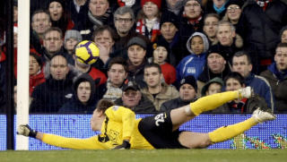 KEEPERMAT?: Tomasz Kuszczak kunne kanskje gjort mer for � avverge Danny Murphys �pningsm�l, men det kunne likevel ikke m�le seg med balltapet til Paul Scholes i forkant av scoringen.Foto: SCANPIX/AP Photo/Matt Dunham