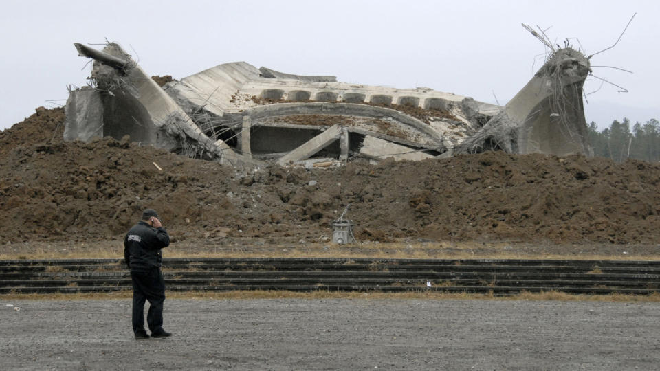 SPRENGT: En sikkerhetsvakt st�r foran minnesmerket i Kutaisi, rundt 250 kilometer vest for Tbilisi 19. desember 2009. En kvinne og hennes �tte �r gamle datter ble drept da minnesmerket ble sprengt. Foto: SACNPIX/REUTERS/Tornike Turabelidze