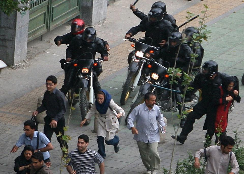 TATT TIL FANGE: Iranske myndigheter fengslet flere demonstranter under demonstrasjonene etter presidentvalget i juni i �r. N� innr�mmer myndighetene at fangevoktere slo flere demonstranter ihjel. Foto: SCANPIX