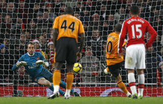 STRAFFEMISS: Hull fikk straffe, men fors�ket fra Geovanni ble reddet av Manuel Almunia. Foto: Ian Kington / AP.