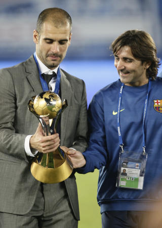 INSPISERER TROFEET: Pep Guardiola holder trofeet som for f�rste gang fant veien til premierskapet p� Nou Camp. Foto: Bernat Armangue / AP.