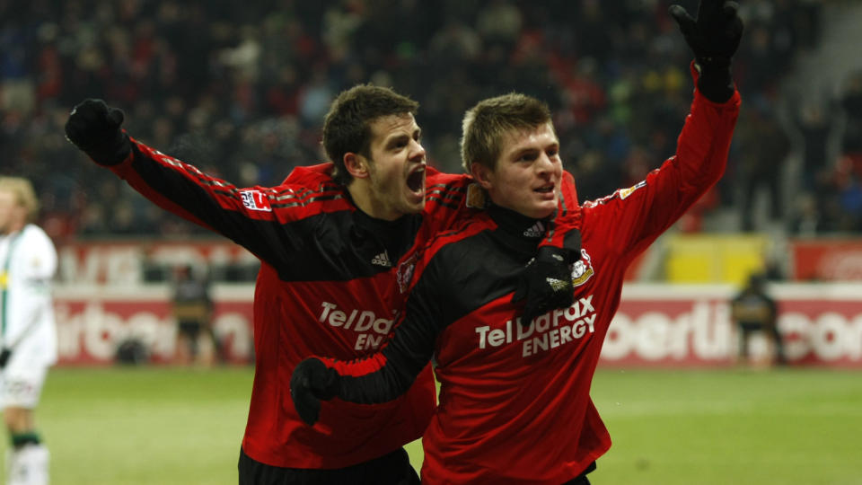 SCORET TO GANGER: Toni Kroos (t.h) skj�t Leverkusen til tabelltopp. Her feirer han med lagkamerat Tranquillo Barnetta. Foto: EPA.