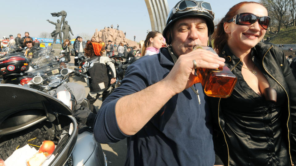 VERRE DESS M�RKERE SPRITEN ER: Selv om vodkabakrusen er svakere, vil det likevel ikke si at man sover bedre eller er mer produktiv dagen derp�. Her koser medlemmer av Kievs �Crazy Hohols� motorskykkelklubb seg med en st�yt whisky. Foto: REUTERS/SCANPIX