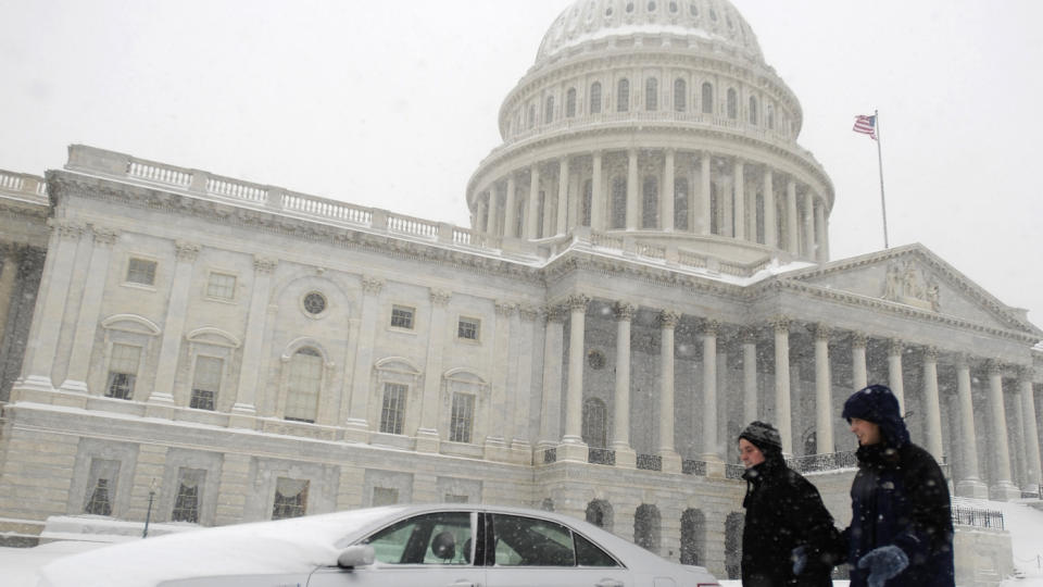 SN�STORM: Hele Washington var dekket av et tjukt hvitt teppe av sn� da �stkysten ble rammet av en av de verste sn�stormene p� mange �r. Foto: REUTERS / Jonathan Ernst / SCANPIX