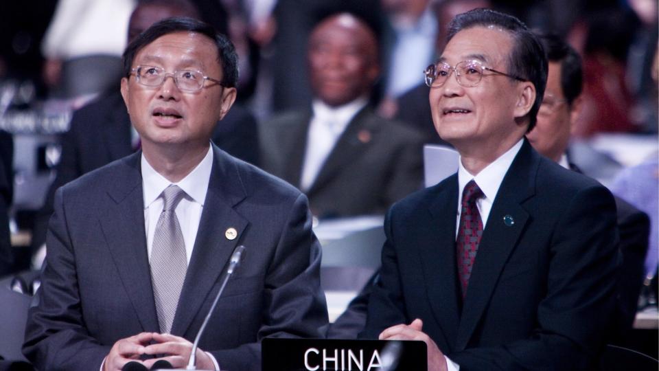 FORN�YDE: Kinas statsminister Wen Jiabao (t.h) og utenriksminister Yang Jiechi (t.v) p� FNs klimakonferanse i FN. Kina er forn�yde med resultatet, men mener mye arbeid gjenst�r. EPA/DANISH FOREIGN AFFAIRS MINISTRY HANDOUT  EDITORIAL USE ONLY/NO SALES