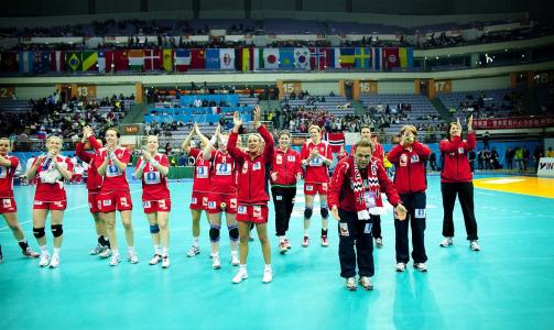 MEDALJEDEBUT: Thorir Hergeirsson takker de norske supporterne for st�tten i Kina.
