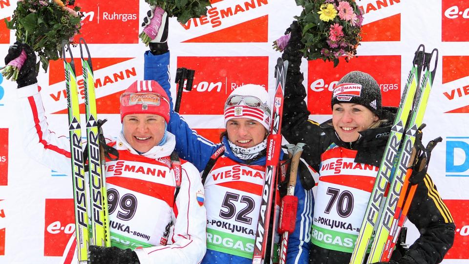 FORSVARTE FORSPRANGET: Svetlana Sleptsova (midten) tok godt vare p� forspranget hun opparbeidet seg etter g�rsdagens sprint, og vant jaktstarten foran Magdalena Neuner (t.h.) og Anna Bogalij-Titovets (t.v.).Foto: SCANPIX/EPA/ANTONIO BAT