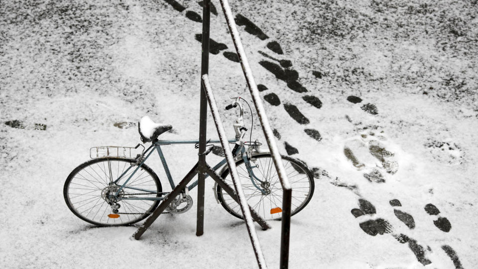 ISKALDT I WARSHAWA: Temperaturer ned mot 20 minusgrader f�rte til at 15 mennesker mennesker frosset i hjel i Polen natt til s�ndag. 
Foto: REUTERS / Kacper Pempel / SCANPIX