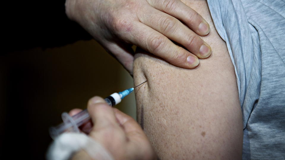BIVIRKNINGER: I hele h�st har flere nordmenn vaksinert seg mot svineinfluensa. N� unders�kes det om bivirkningene til vaksinen kan v�re lammelse, etter at en 60-�ring fikk lammelsesymptomer etter vaksine.