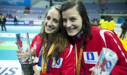 P� STJERNELAGET: Camilla Herrem og Linn-Kristin Riegelhuth ble k�ret til VMs beste kantspillere. Foto: BJ�RN LANGSEM