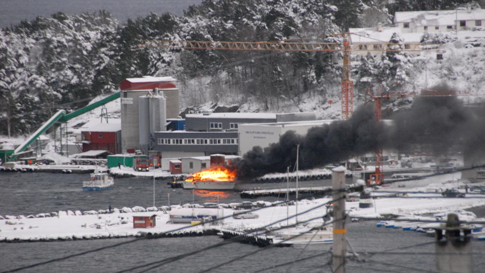 INGEN SKADD: Cabincruiseren var overtent da brannvesnet kom til. To voksne og et barn ble reddet ut fra b�ten, og skal ha v�rt uskadd. Foto: Bj�rn Arve Lunde.