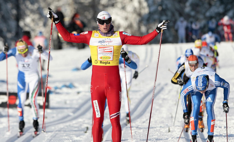 TILN�RMET USL�ELIG: Mens konkurrentene tok ut sitt ytterste p� oppl�pet, slakket Petter Northug av mottok publikums hyllest de siste 30 meterene.Foto: SCANPIX/AFP PHOTO