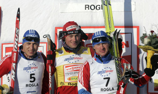 SAMMENLIGNES MED DEN ST�RSTE: �ge Skinstad er ikke redd for � sammenligne Petter Northug (midten) med skihistoriens st�rste, Bj�rn D�hlie. Mens Northug smilte bredt p� pallen i Rogla, s� Aleksander Legkov og Maksim Vylegsjanin ut til � tenke mer p� hvordan de skal sl� r�tassen fra Mosvik utover vinteren.Foto: SCANPIX/AP Photo/Filip Horvat