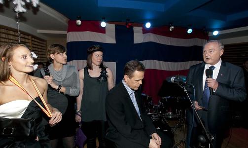 PRESIDENTEN TAKKET: H�ndballpresident Karl-Arne Johannessen takket jentene for festen de har laget de siste ukene.