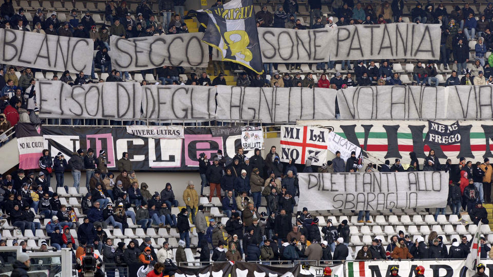 RASISTISKE TILROP: Juventus-fansen under kampen mot Catania p� Olympiastadion i Torino. Det kom rasistiske tilrop fra Juve-supporterne. Sist sesong m�tte klubben spille �n kamp for tomme tribuner etter en tilsvarende situasjon. Foto: Giorgio Perottino, AFP/Scanpix