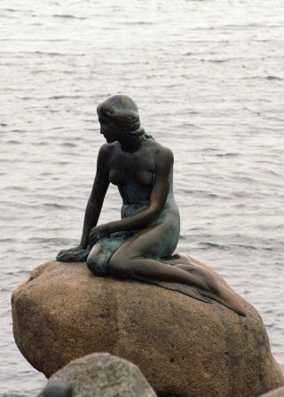 DANMARKS ATTRAKSJON: Bronsestatuen  �Den lille havfrue�. Foto: DAGBLADET