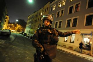 MANN SKUTT: Mannen som ble skutt skal selv ha varslet ansatte p� Botsen pub om at han var skutt. Politi og ambulanse kom raskt til. Foto: Thomas Rasmus Skaug