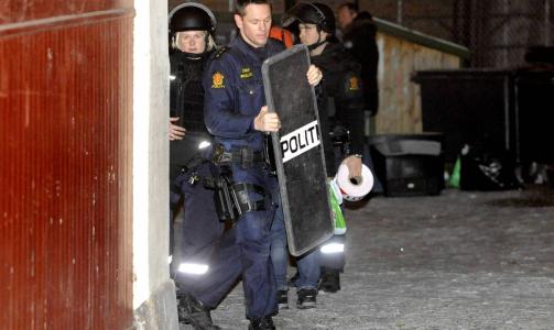 GJERNINGSMANNEN P� FRIFOT: V�pnet politi foretok et s�k etter gjerningsmannen i bygget der en mann ble skutt. Foto: Thomas Rasmus Skaug / Dagbladet