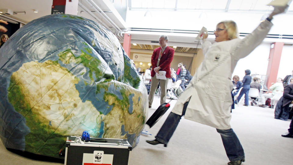 GJENOPPLIVER JORDA: Aktivister fra Verdens Naturfond (WWF) fors�ker � �gjenopplive� jordkloden under en demonstrasjon i K�benhavn. WWF-Norge mener verden har f�tt en �slags� klimaavtale, men med altfor lave ambisjoner og svake forpliktelser. Foto: REUTERS / Bob Strong / SCANPIX
