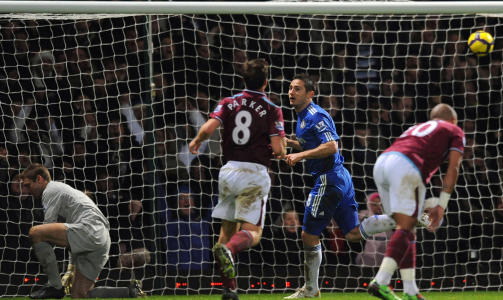 LOT SEG IKKE STRESSE: Frank Lampard m�tte ta tre straffer f�r dommer Mike Dean var forn�yd. Han var sikkerheten selv samtlige ganger, og dermed berget han poeng for Chelsea.FOTO: SCANPIX/REUTERS/Toby Melville