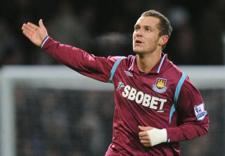 SIKKER: Alessandro Diamanti havnet p� scoringslista med en sikker straffe.Foto: SCANPIX/REUTERS/Toby Melville