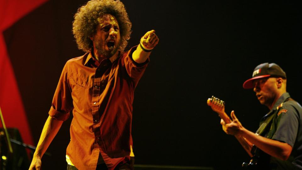 RAGE AGAINST THE MACHINE: Zack de la Rocha (t.v.) og Tom Morello fra Rage Against The Machine fikk �ren av � bli nummer 1 p� singellista for sin 17 �r gamle l�t Killing In The Name. SCANPIX/REUTERS/Lucas Jackson