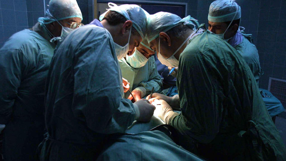 INNR�MMER ORGANH�STING: Israel h�stet organer fra likene etter israelske soldater, israelske sivilister, palestinere og utlendinger uten tillatelse fra p�r�rende. Dette bildet er fra en lovlig nyretransplantasjon p� en 13 �r gammel jente p� Vestbredden. Foto: REUTERS/SCANPIX
