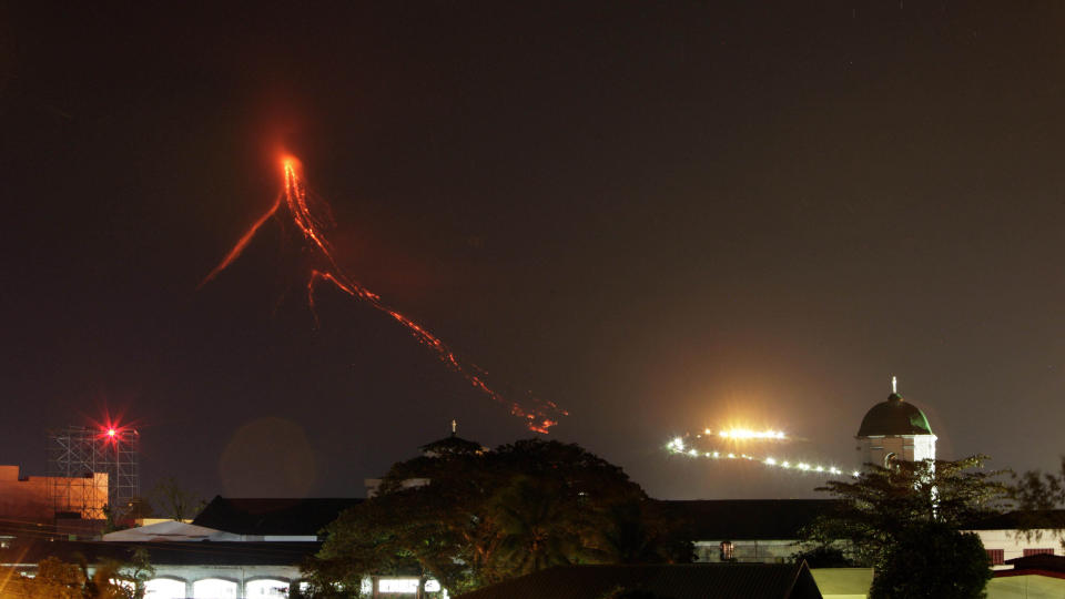 UTBRUDD: Gl�dende lava str�mmer ned fra vulkanen Mayon p� Filippinene. N� vil horder av turister f� med seg det sjeldent kraftige vulkanutbruddet, mens lokalbefolkningen blir tvangsevakuert. Foto: AP/Bullit Marquez