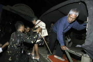 P� FLUKT: 40.000 mennesker har flyktet fra vulkanen Mayon s�r�st for Manila. Men noen nekter � reise. Foto: Reuters