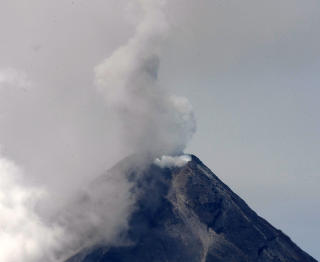 ASKESKYER: Mayon sender ut en av sine askeeksplosjoner. AP/Bullit Marquez