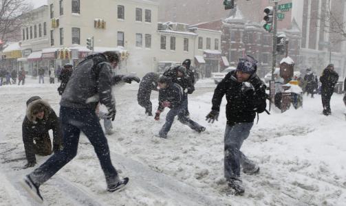 MORO S� LENGE DET VARTE: Hundrevis deltok i sn�ballfesten i gatene i Washington D.C. Foto: Pablo Martinez Monsivais / AP / SCANPIX