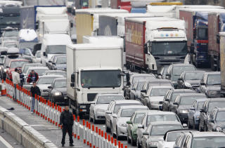 TRAFIKKAOS: Trafikken st�r bom fast p� veier over hele Europa, som f�lge av arktisk kulde, sn�v�r og speilglatt f�re. Bildet er fra Sellinge-omr�det i grevskapet Kent s�r for Storbritannias hovedstad London. Ogs� mange steder p� kontinentet oppsto det kaos i veitrafikken mandag, og mange flyavganger m�tte avlyses eller utsettes p� grunn av de vanskelige v�rforholdene. Foto: REUTERS / Luke MacGregor / SCANPIX